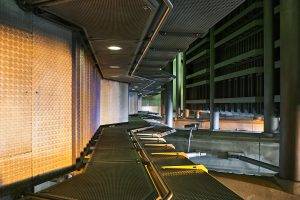 Przemysłowa przestrzeń z metalową podłogą i oświetleniem LED, ukazująca surową estetykę konstrukcji stalowej i systemów technicznych; zdjęcie wykonane przez fotograf architektury, eksponujące infrastrukturę w stylu industrialnym. Westminster Tube Station London UK