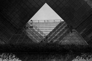 Nowoczesna architektura szklanego budynku ukazana przez fotografa architektury w artystycznym, geometrycznym kadrze. Londyn UK