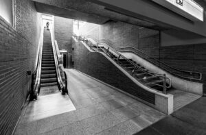 Stacja Metra Bemowo, Projekt AMC – Andrzej M. Chłodzyński. profesjonalne zdjęcie wykonane przez fotografa architektury.
